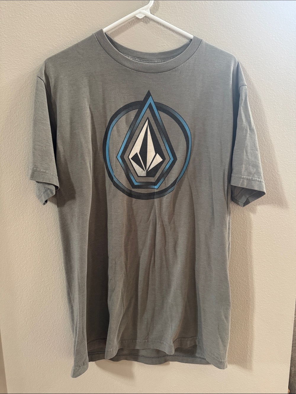 Volcom Gray Graphic Short-Sleeve Men's Tee with Blue Accent